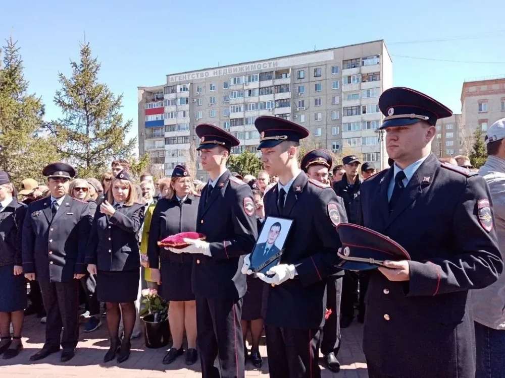 В Новотроицке простились с офицером полиции Никитой Гнусиным, погибшим при задержании преступника