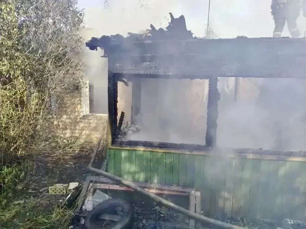 В Оренбургском районе на пожаре погиб человек. Причиной возгорания могла стать сигарета