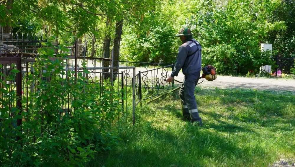 В Оренбурге коммунальщики убираются на кладбищах