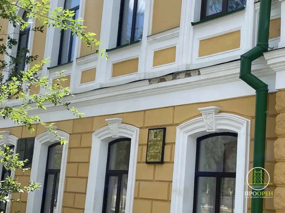  С фасада корпуса ОГПУ в Оренбурге отвалился фрагмент штукатурки. Обещают быстро починить