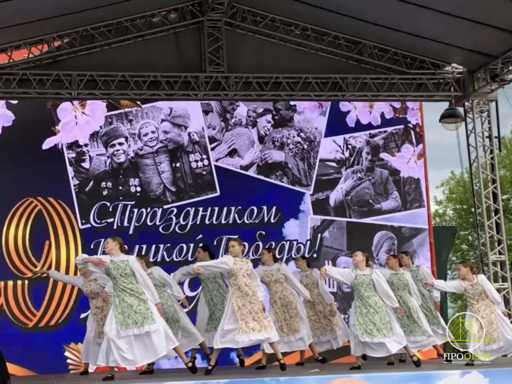 В Оренбурге у Музея истории города прошел концерт ко Дню Победы
