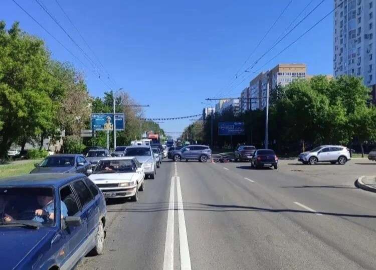 В Оренбурге автомобиль не уступил дорогу мотоциклу: водитель двухколёсного госпитализирован