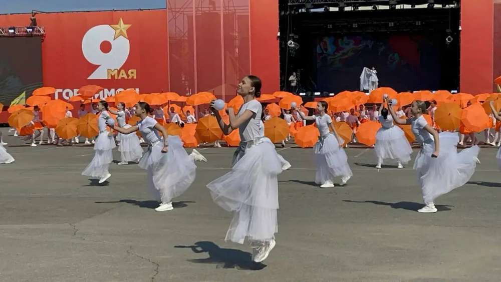 Театрализованное шоу «Победа одна на всех» началось после парада в Оренбурге