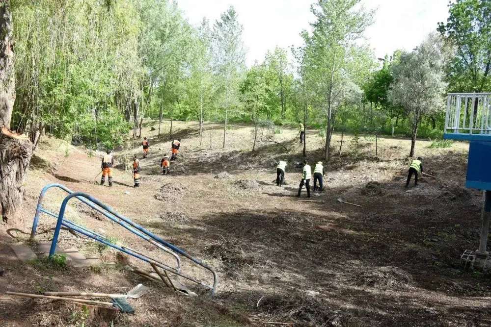 В Оренбурге в парке «Ивушка» наводят порядок к летнему сезону