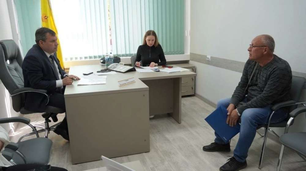 Замглавы Оренбурга ответил на вопросы жителей о жилье и дорогах
