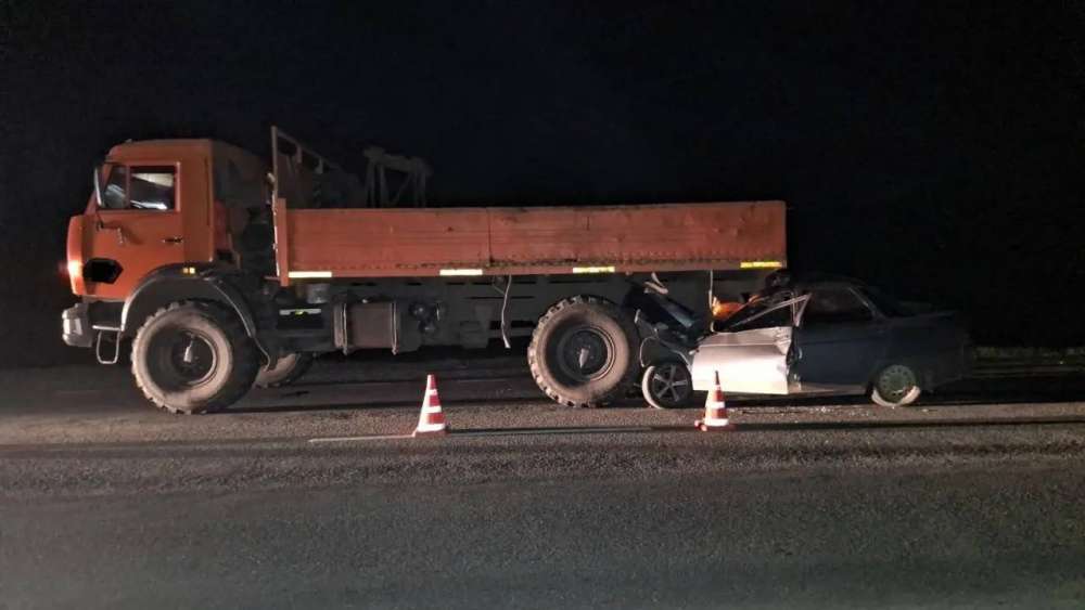 Под Бузулуком легковушка врезалась в КАМАЗ: пострадал водитель