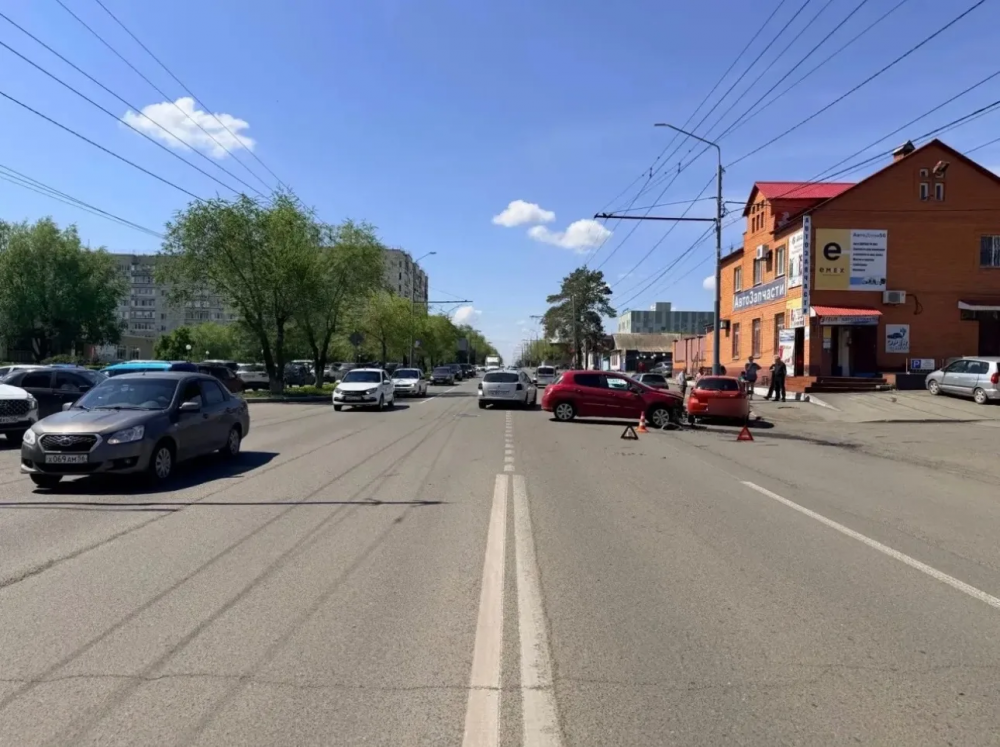 В Оренбурге на перекрестке столкнулись две иномарки: пострадала пассажирка 