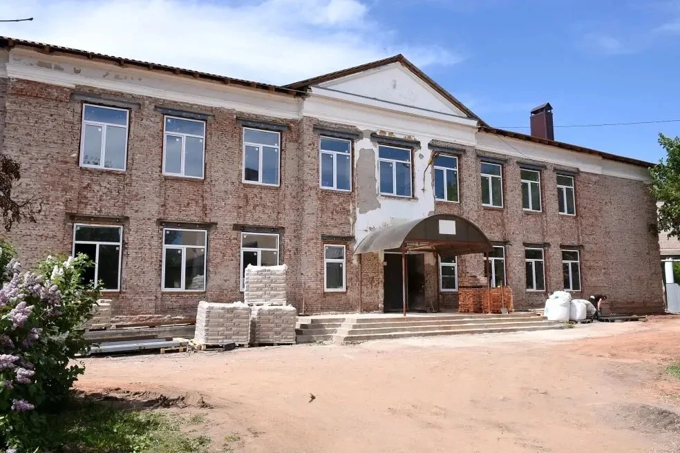 Глава Оренбурга оценил ход ремонтных работ в начальном корпусе лицея №1