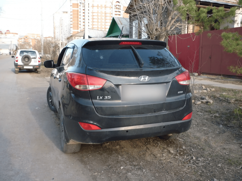 В Оренбурге мужчина открыл стрельбу из пневматики по автомобилю во время ссоры на дороге