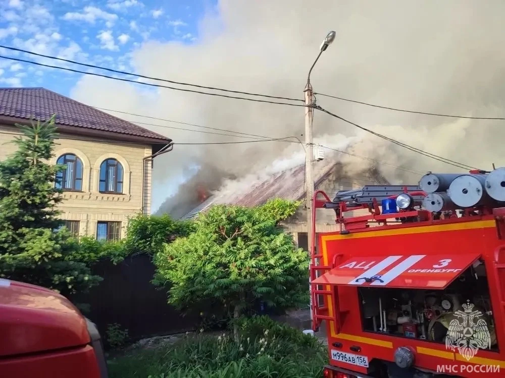 В Оренбурге потушили пожар площадью 300 кв. м на улице Обороны»
