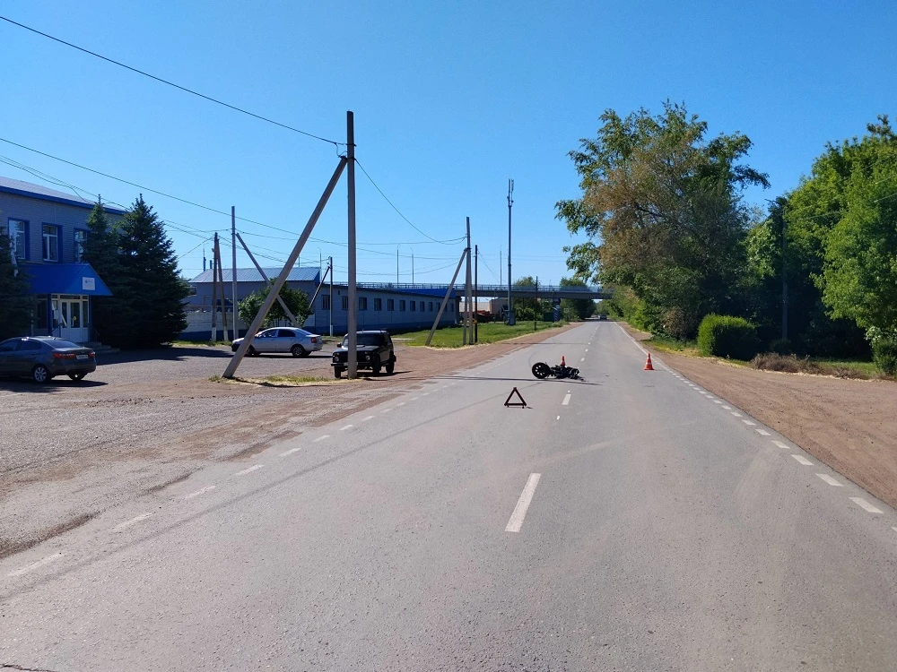 В Сорочинске мужчина на электровелосипеде попал под машину