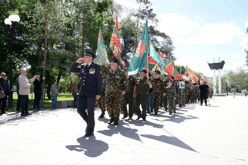 Шествие ветеранов и минута молчания: в Оренбурге отметили День пограничника