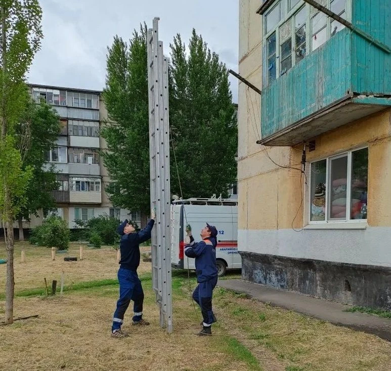В Оренбургском районе женщина перестала выходить на связь. Спасатели нашли её в квартире