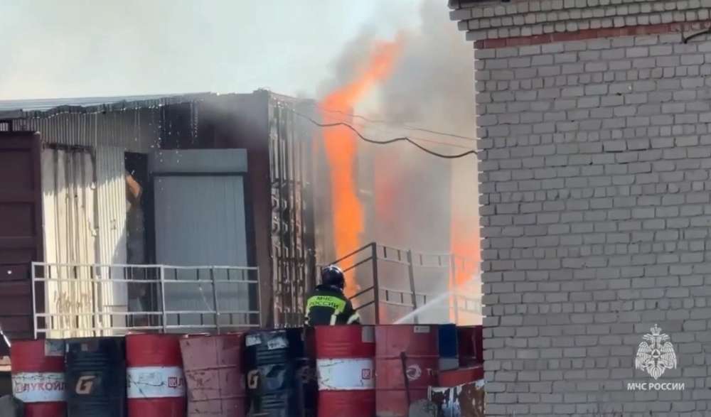 Тушение пожара на складе в Орске — задействовали поезд