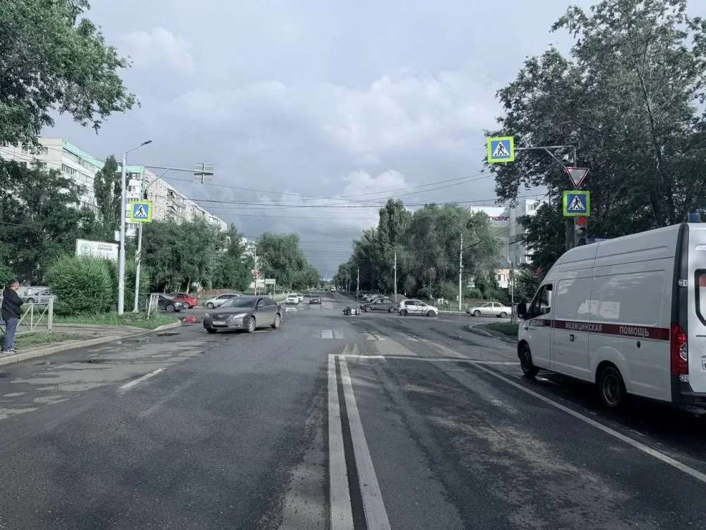  Не уступил дорогу: в Оренбурге под колеса иномарки угодил мопедист