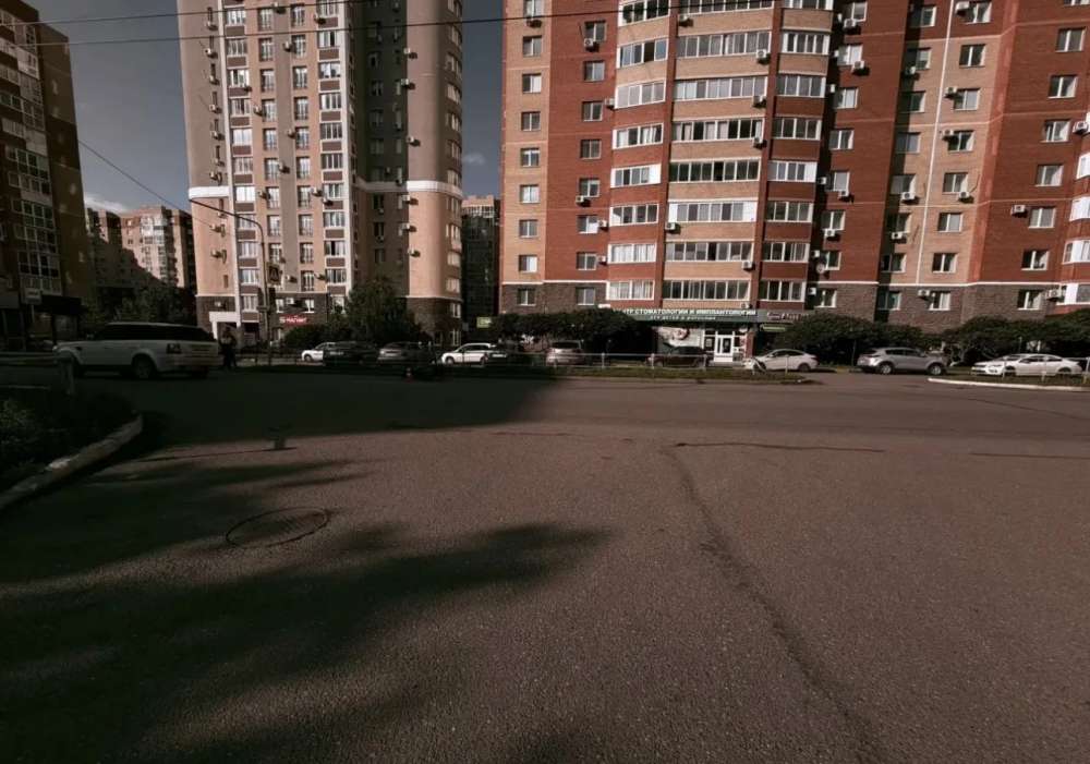 В Оренбурге автомобиль создал помеху в движении для электровелосипедиста. ДТП избежать не удалось