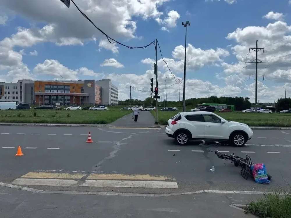  В Оренбурге на пешеходном переходе сбили подростков на самокате