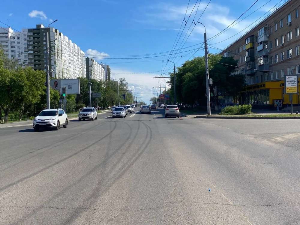 Переходила дорогу на «красный»: в Оренбурге иномарка сбила 11-летнюю девочку