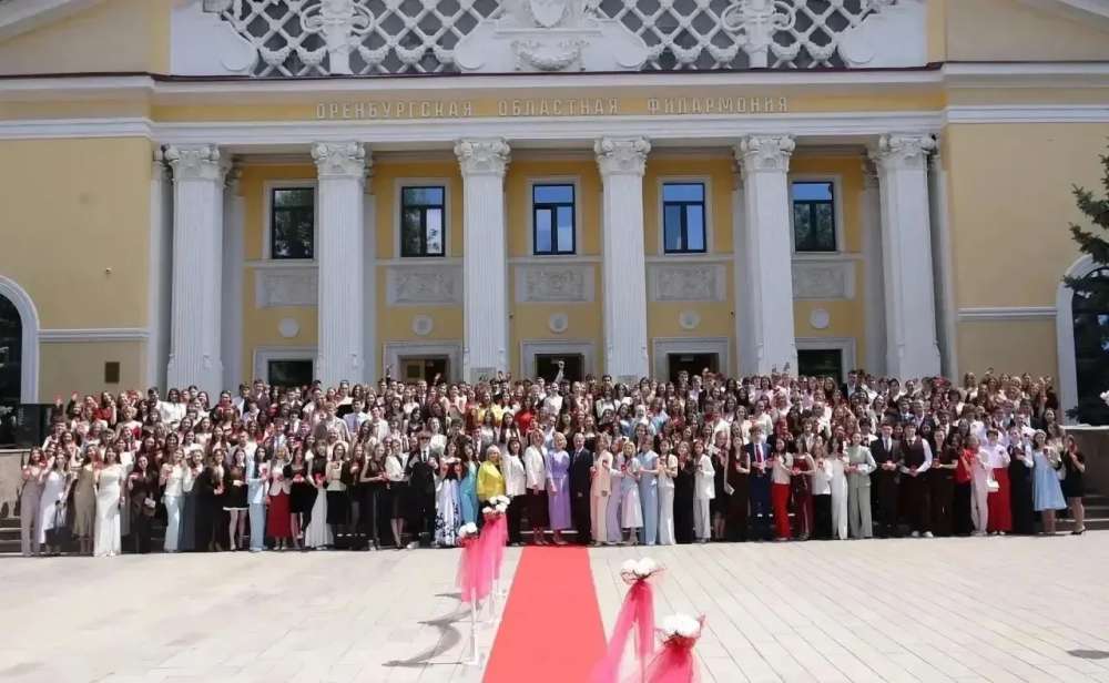  В Оренбурге наградили лучших выпускников: рекордные результаты и сотни баллов по физике!