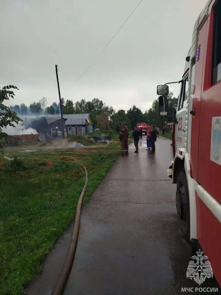  В Курманаевской районе гроза спровоцировала пожар. В дом ударила молния