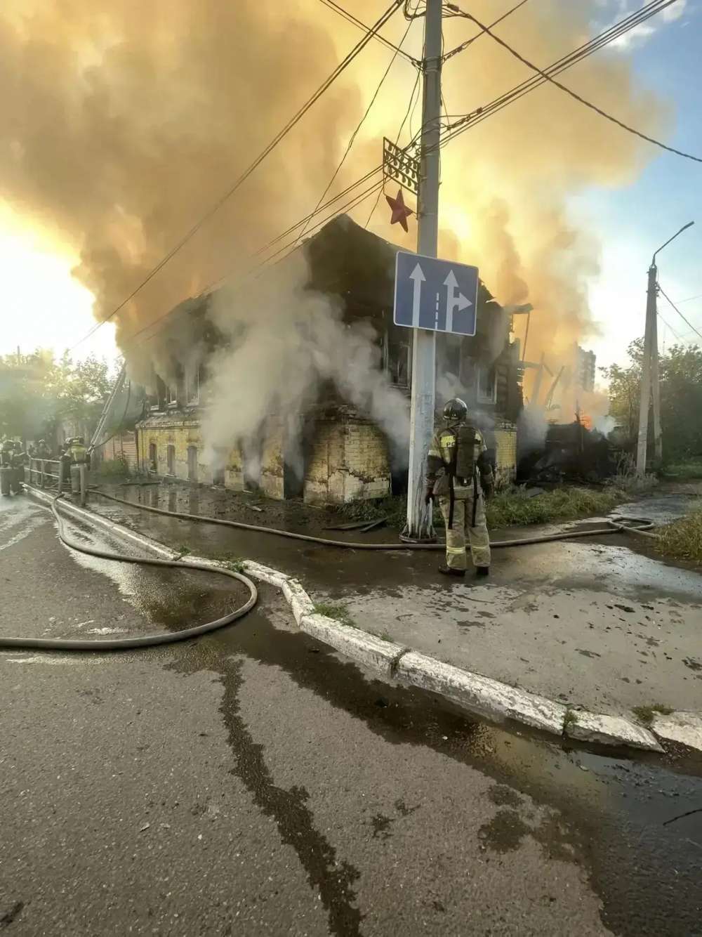  В Оренбурге на ул. Рыбаковской горел нежилой дом