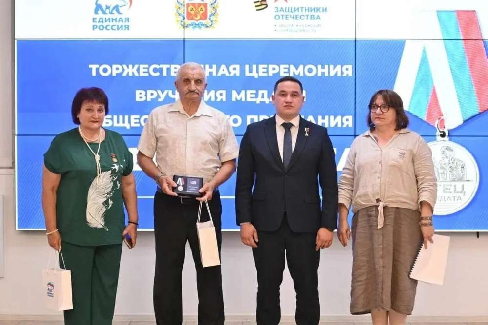 В Оренбуржье наградили отцов солдат, отличившихся в зоне СВО