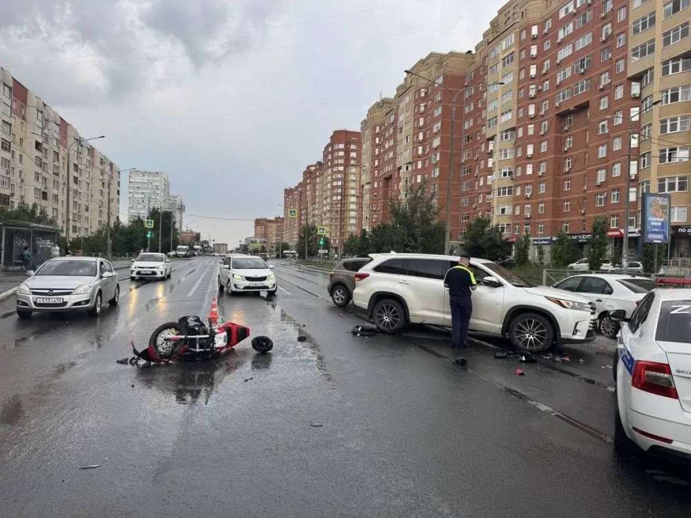 В Оренбурге водитель не уступила дорогу мотоциклисту — мотоциклист госпитализирован