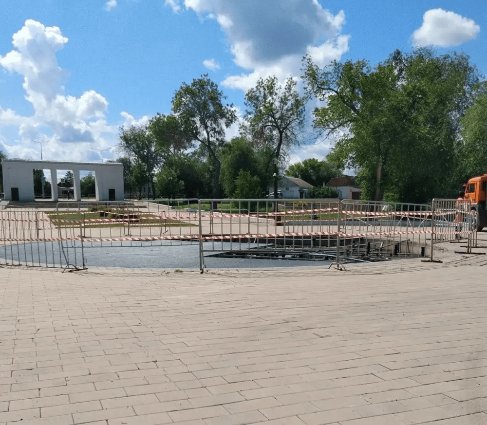 В Оренбурге сухой фонтан в парке им. Ленина пострадал от поливочной машины