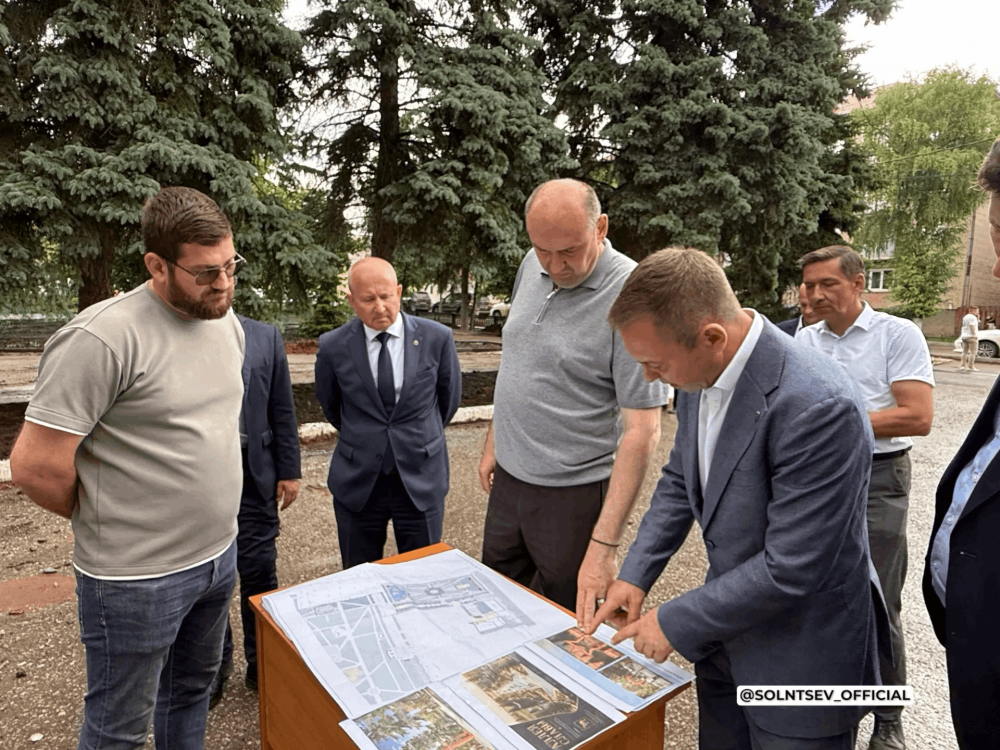 Евгений Солнцев проверил ход благоустройства городского сквера и Аллеи Славы в Бугуруслане