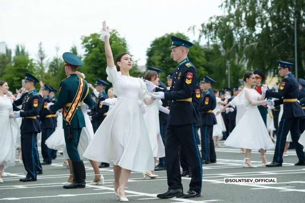 Выпускники Оренбургского президентского училища простились со знаменем