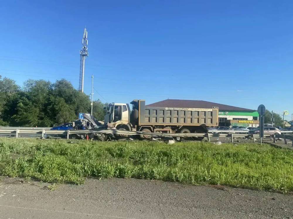 Под Оренбургом в ДТП с грузовиком пострадал 11-летний ребенок