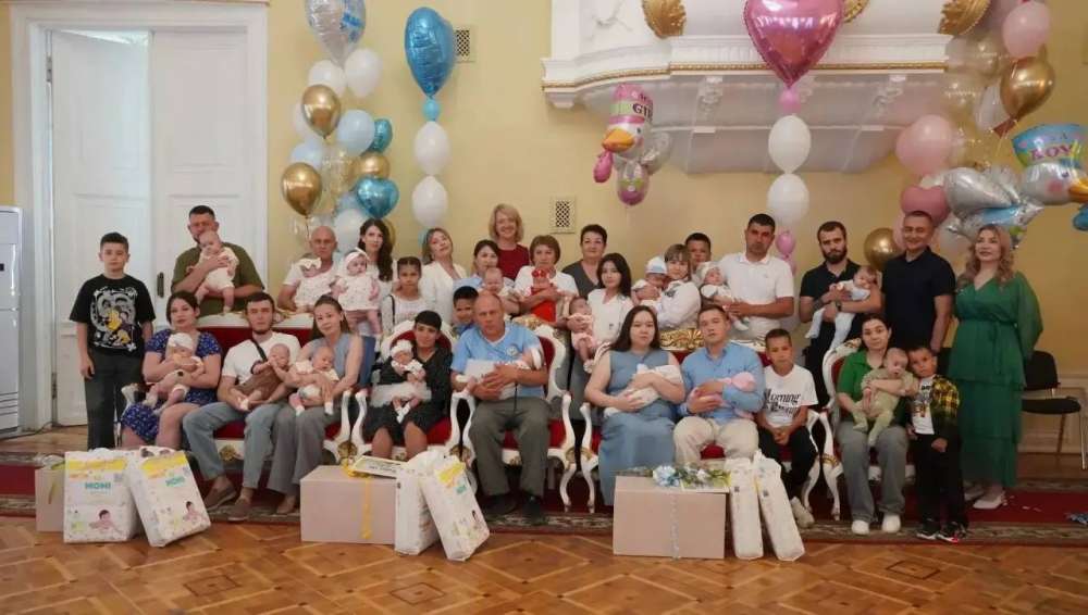 Восемь семей с двойнями и тройней чествовали в Оренбурге