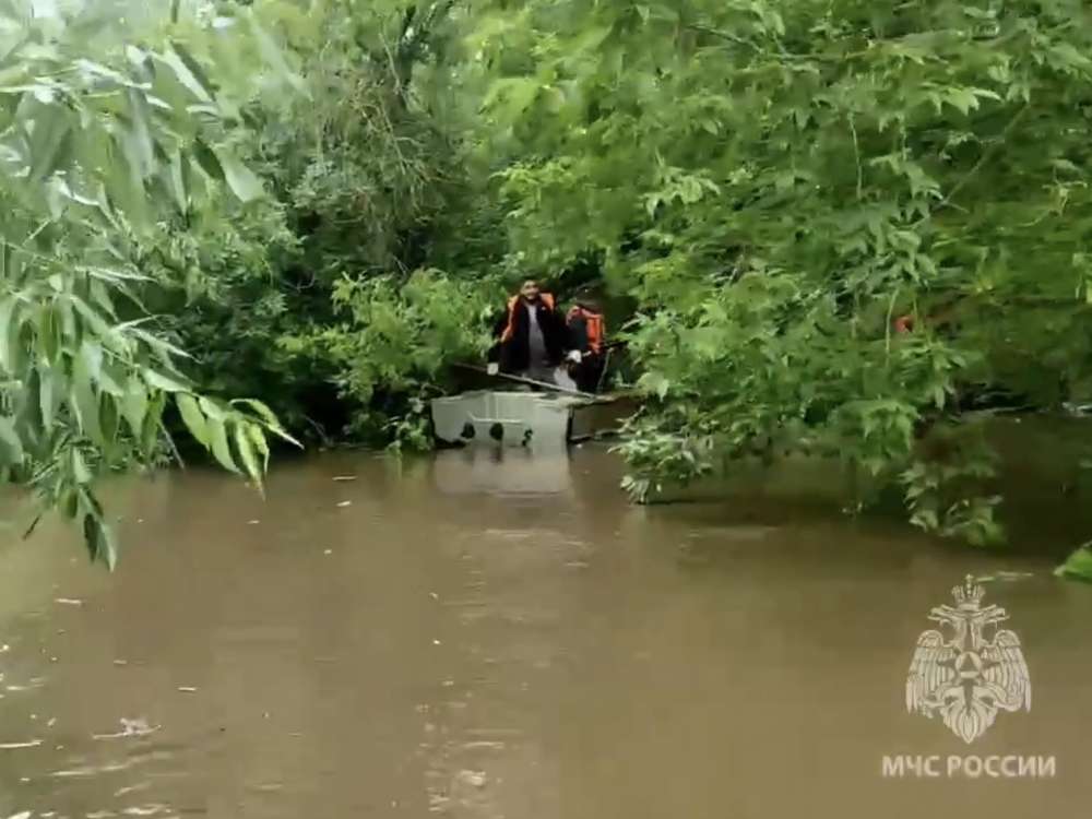В Бугуруслане спасатели расчищают русло реки после обнаружения затора