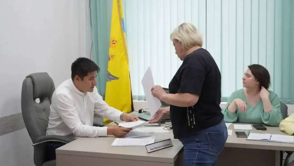 Жалобы на УК, ремонт дворов и списки должников: Максим Лащ провел прием граждан