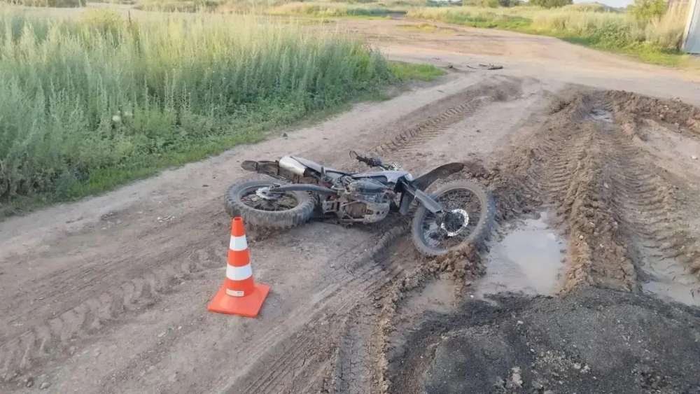 В Оренбурге мотоциклист не справился с управлением и опрокинулся на дороге