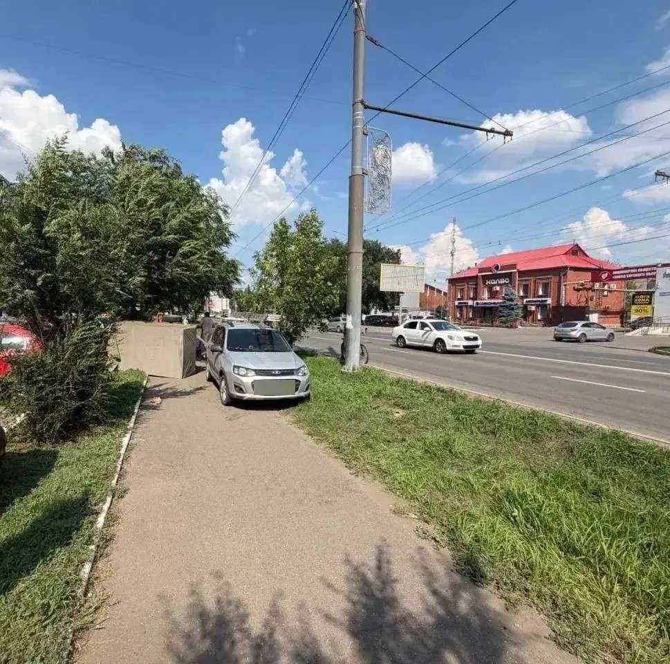 В Оренбурге под колеса авто попал пенсионер. Он переходил дорогу в неположенном месте