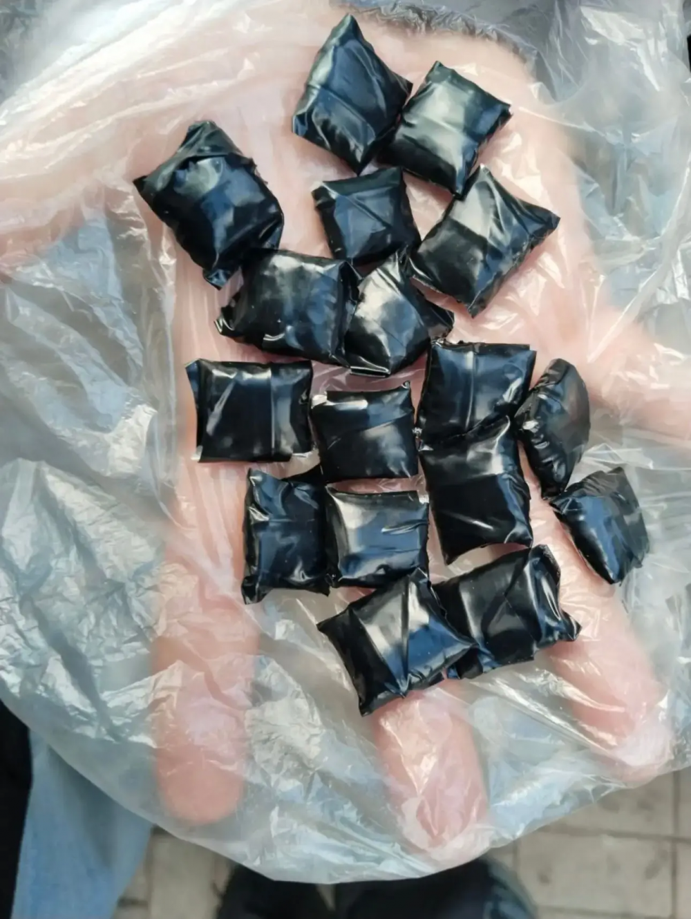 Пойманы с поличным: в Оренбурге у двух закладчиков изъяли крупную партию наркотиков