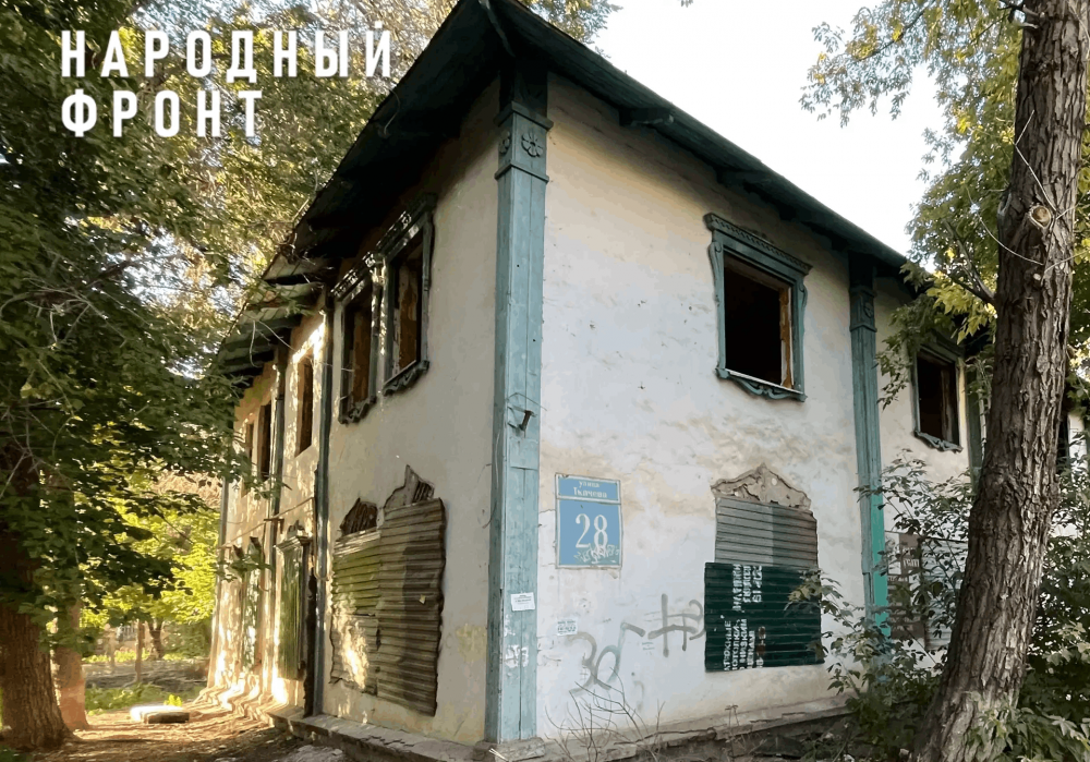 В Оренбурге демонтируют заброшенный дом, ставший местом игр детей