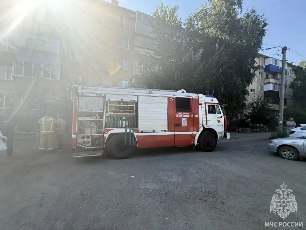 В Орске пожарные спасли мужчину из горящей квартиры