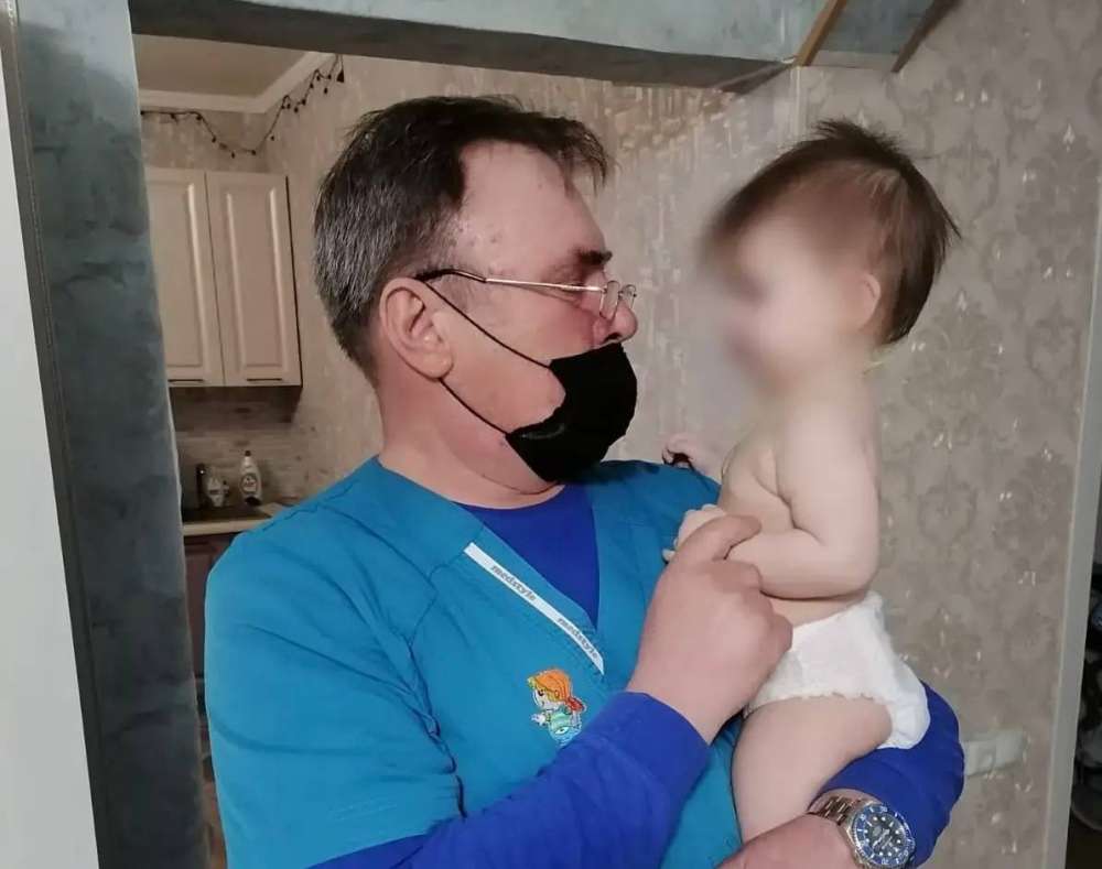 «А кто же ещё будет спасать детей?»: Андрей Насотович 30 лет работает врачом в Оренбургской скорой