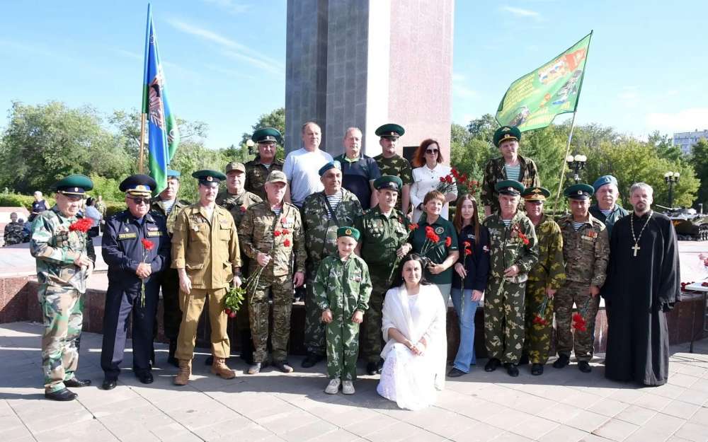 В Оренбурге ветеранов боевых действий почтили минутой молчания и возложением цветов 