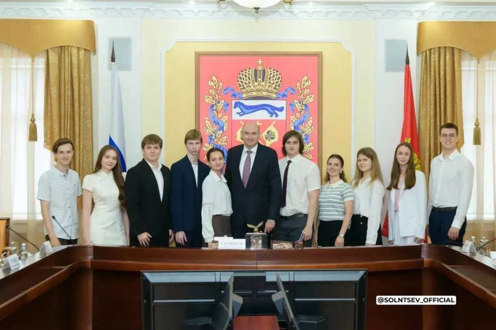Выпускники-стобалльники встретились с губернатором Оренбуржья