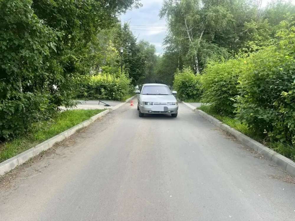 В Гайском округе ребенок на самокате выехал на дорогу и попал под машину