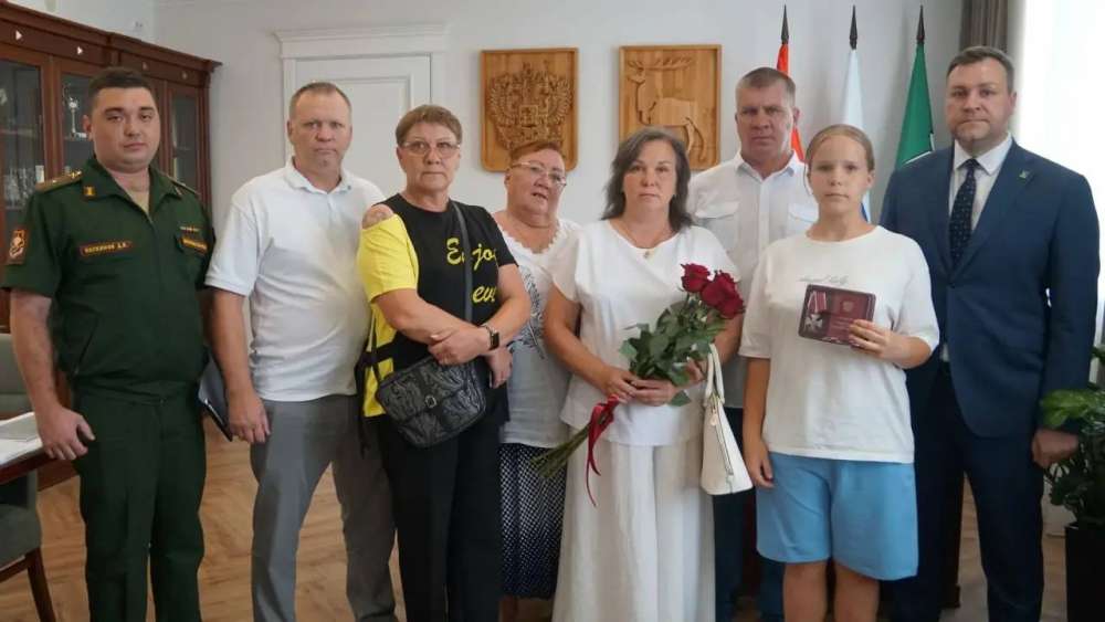 Участнику СВО из Бузулука Виталию Варзину вручили орден Мужества