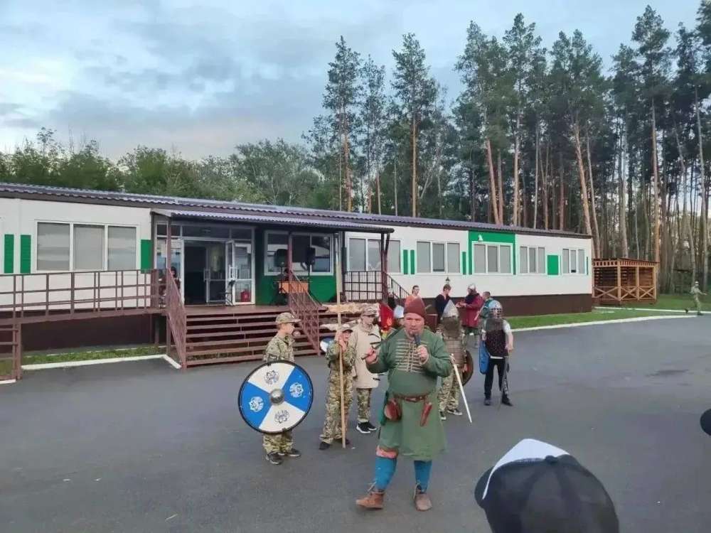 Участники «Зарницы» примерили доспехи и узнали о жизни воинов Древней Руси