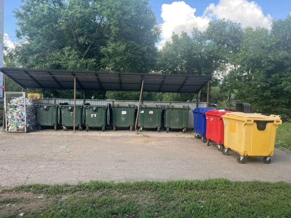 В Оренбурге обновляют мусорные контейнерные площадки 
