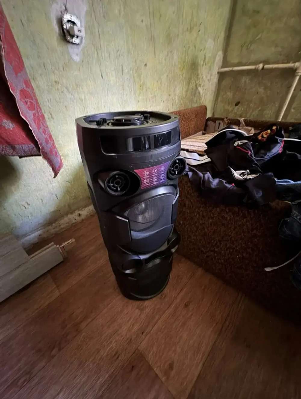 В Оренбурге в сквере у мужчины отобрали музыкальную колонку: вора задержали