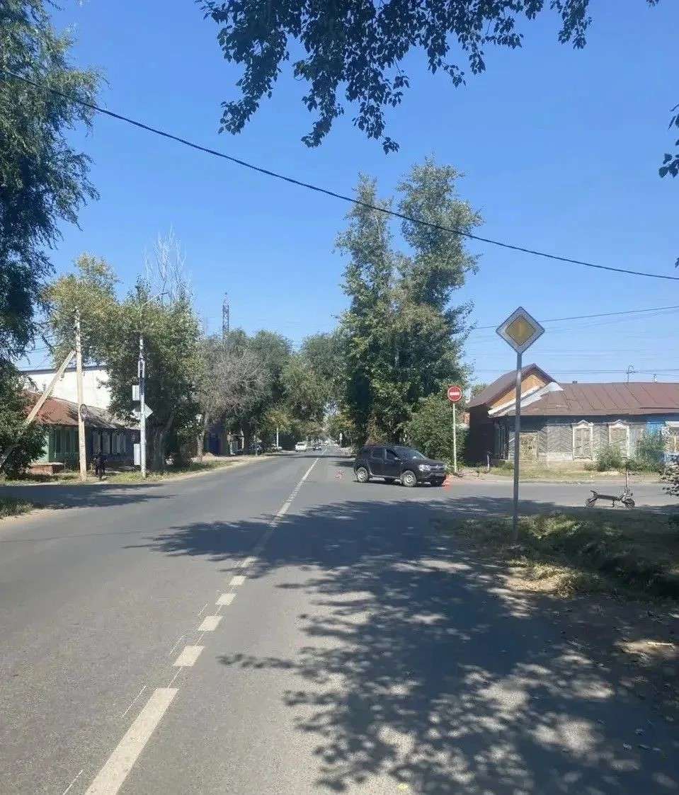 В Оренбурге автомобиль при повороте наехал на электросамокат