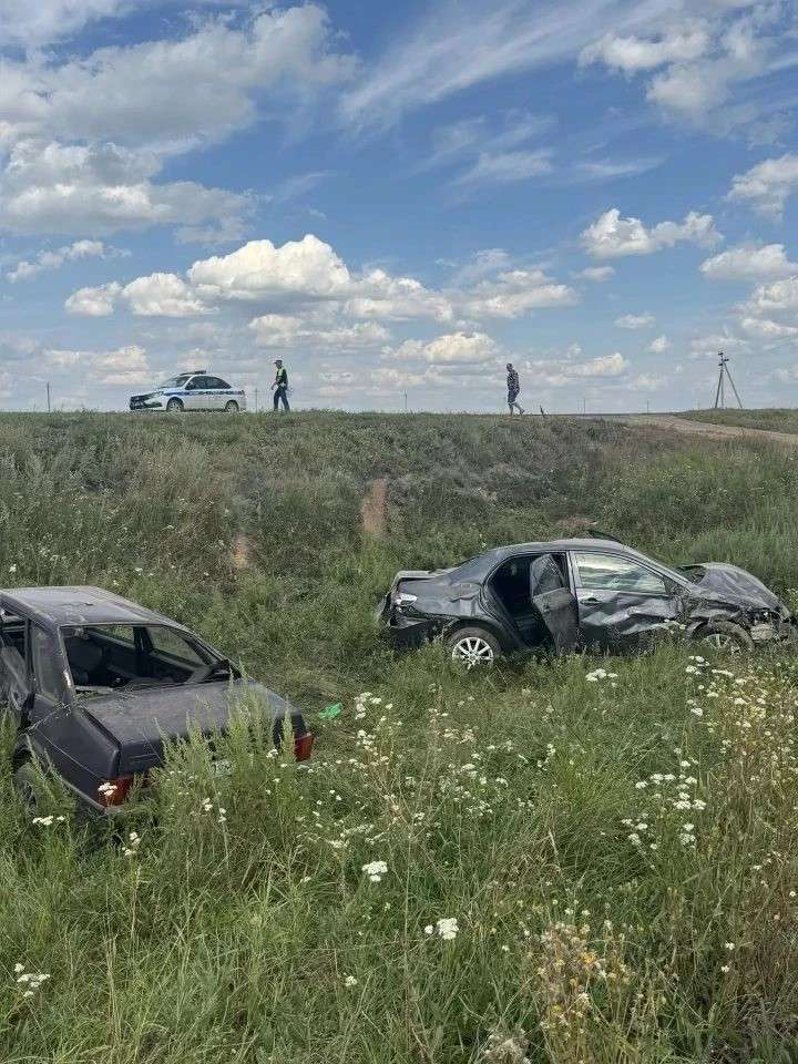 В Адамовском районе столкнулись два автомобиля, пострадали три человека
