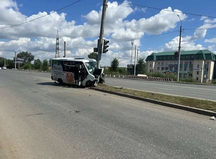В Оренбурге водитель маршрутки въехал в столб. СК проводит проверку